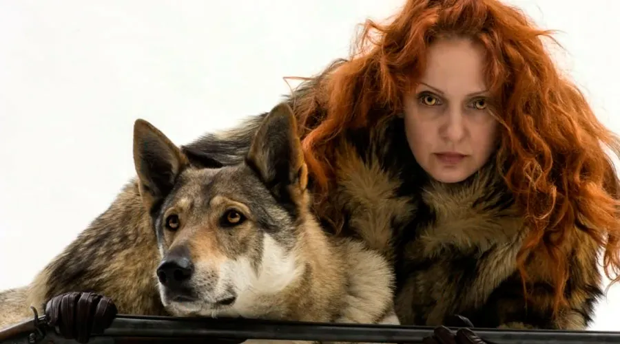 Maja Smrekar con su perro. Foto: Captura de video del proyecto "K-9_topology".