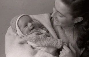 Mamma Irene con un bebu00e9 / Foto: Cortesu00eda Comunidad de Nomadelfia 