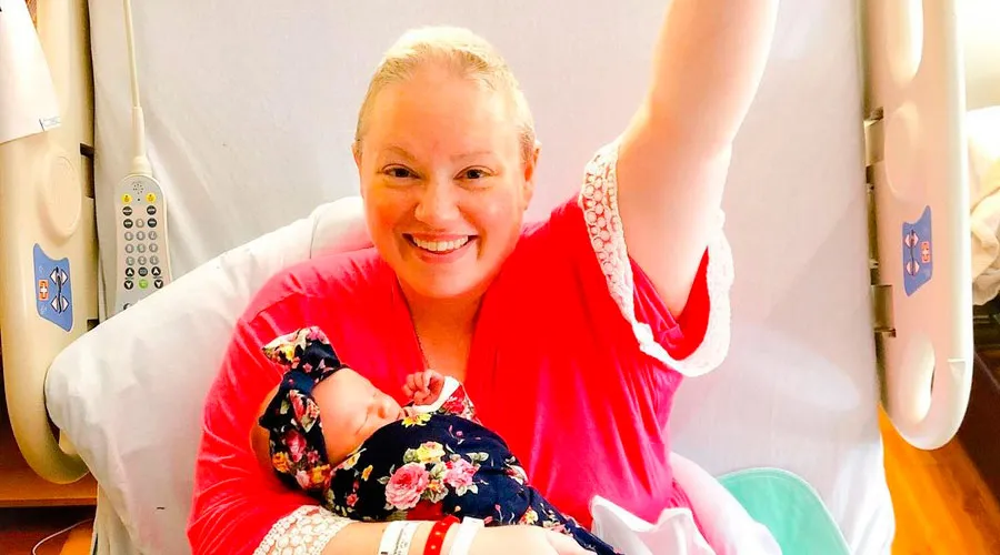Madre lucha contra el cáncer desde el embarazo y ahora presenta a su “pequeña guerrera”