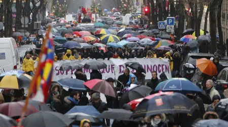 Más de 40 mil marchan por la vida en París bajo intensa lluvia [FOTOS y VIDEOS]