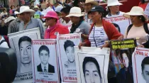 Marcha exigiendo justicia para los 43 desaparecidos de Ayotzinapa en 2015. Crédito: Wikipedia / PetrohsW (CC BY-SA 4.0).