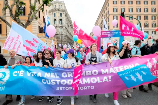 Manifestación por la Vida reúne a miles de personas en Italia