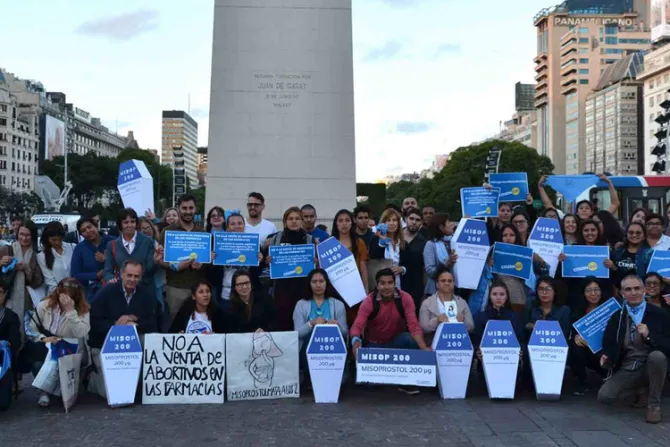 Con ataúdes blancos protestan contra la venta de misoprostol en Argentina