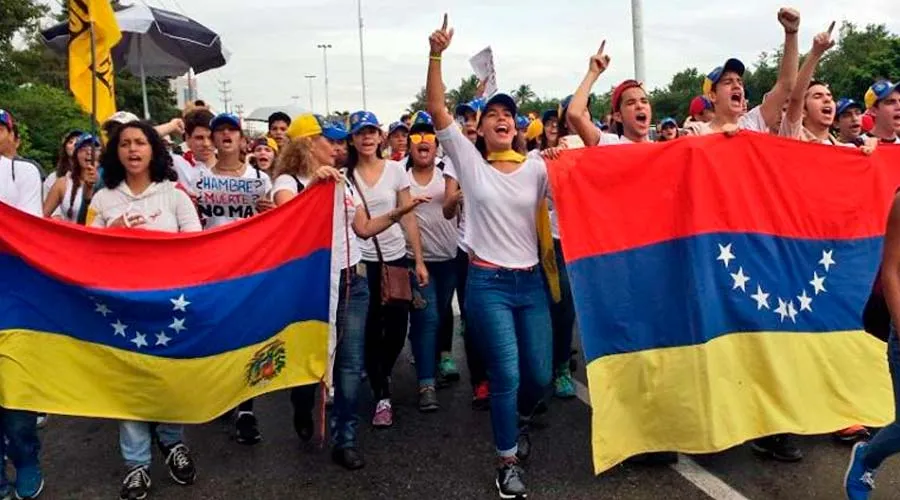 Jóvenes se manifiestan en las calles de Venezuela / Foto: Facebook de Voluntad Popular?w=200&h=150