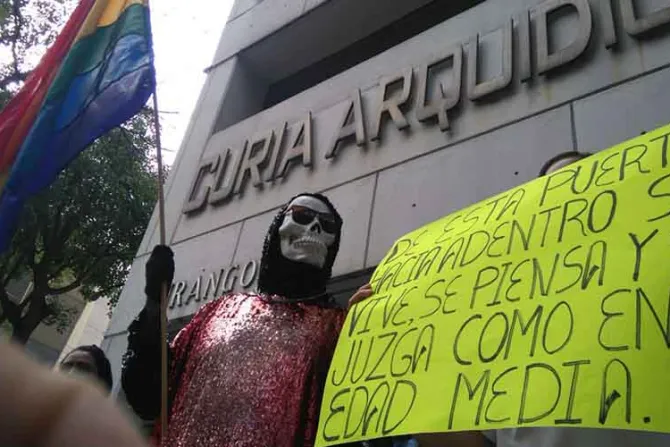 Miles exigen sanción para activistas gays que vandalizaron Arquidiócesis de México