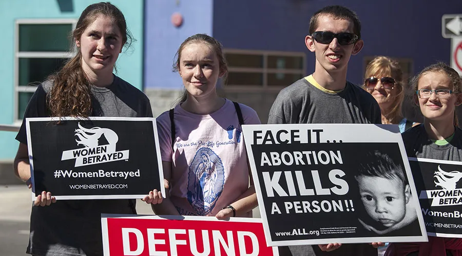 "Mujeres traicionadas" y "el aborto mata a una persona" se leen en carteles de estos jóvenes pro-vida. Foto: Flickr American Life League (CC BY-NC 2.0)?w=200&h=150
