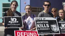 "Mujeres traicionadas" y "el aborto mata a una persona" se leen en carteles de estos jóvenes pro-vida. Foto: Flickr American Life League (CC BY-NC 2.0)