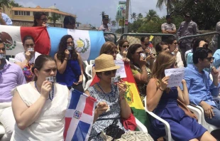 Manifestaciu00f3n de sociedad civil a favor de la familia y la vida en exteriores de Cumbre de OEA. 