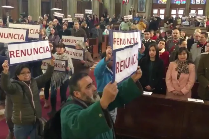 VIDEO: Episcopado rechaza protesta contra Obispo chileno durante Te Deum