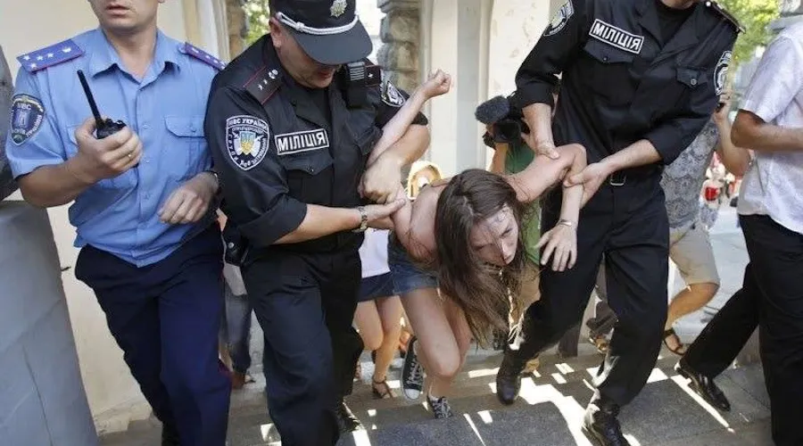 Manifestante semidesnuda de Femen detenida por las autoridades. Foto: Facebook Femen France.?w=200&h=150