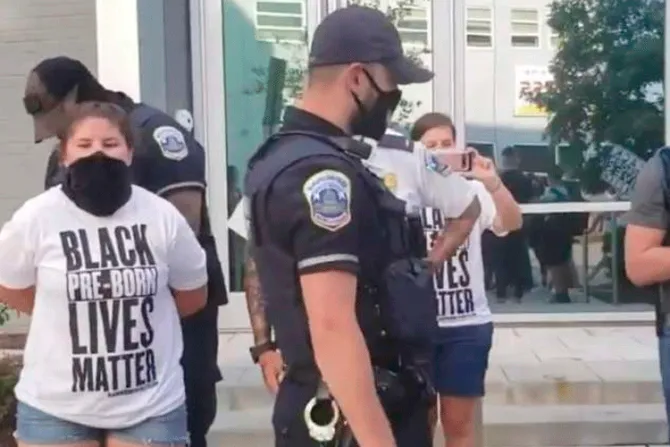 Arrestan a manifestantes por escribir mensaje provida frente a clínica abortista