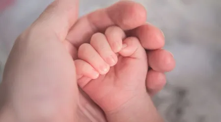 Abortista le dice a su bebé que "pude haberte matado" y desata el horror en redes