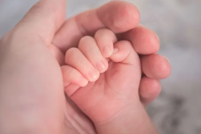 Abortista le dice a su bebé que "pude haberte matado" y desata el horror en redes