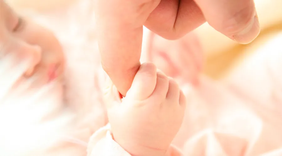 Bebé agarra dedo de su madre. Foto: Pixabay (DominioPublico)?w=200&h=150