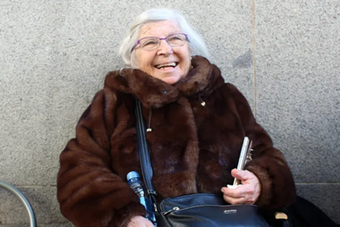 Tiene 81 años y espera desde hace 7 días en la calle para besar imagen de Cristo
