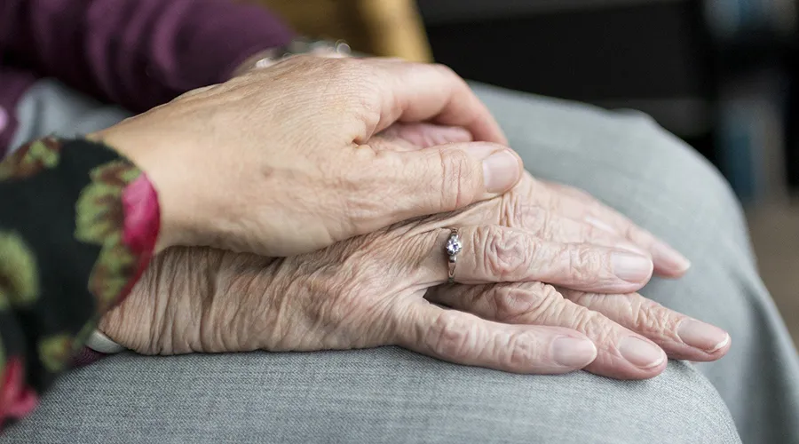 España: Obispos piden ley de cuidados paliativos ante posible aprobación de eutanasia