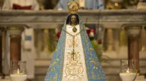 La imagen de la Virgen con su nuevo manto. En la parte inferior, las tres estrellas. Crédito: Santuario de Luján