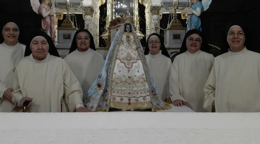 Manto confeccionado para Nuestra Señora del Valle, Catamarca. Crédito: Facebook Monjas Dominicas.