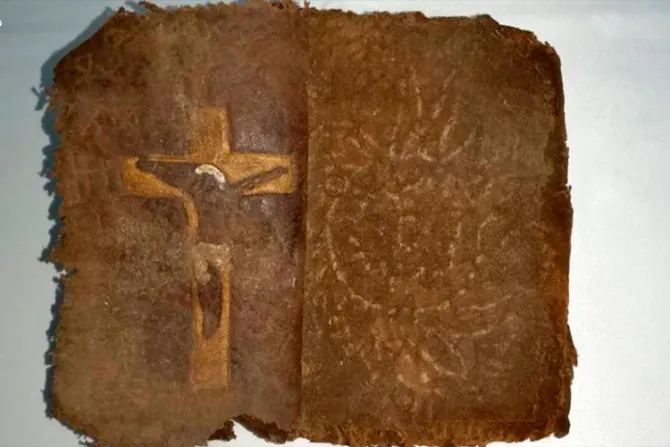 Recuperan antigua Biblia manuscrita en arameo que iba a ser vendida por contrabando
