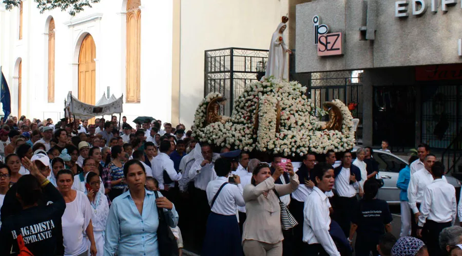 Fieles participan en procesión con la imagen de la Virgen de Fátima en Maracaibo (Venezuela) / Foto: Paolo Di Nunno?w=200&h=150