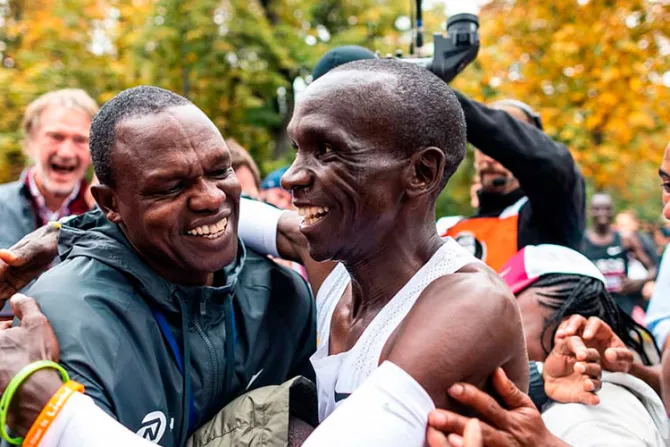 Conozca la fe católica del maratonista africano que acaba de batir record mundial