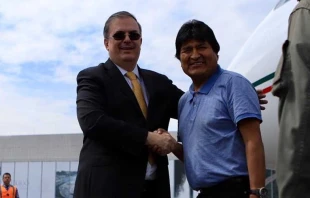 Marcelo Ebrard, secretario de Relaciones Exteriores de Mu00e9xico, saluda a Evo Morales a su llegada a territorio mexicano. Cru00e9dito: Secretaru00eda de Relaciones Exteriores de Mu00e9xico. 