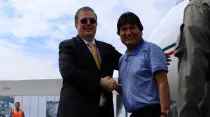 Marcelo Ebrard, secretario de Relaciones Exteriores de México, saluda a Evo Morales a su llegada a territorio mexicano. Crédito: Secretaría de Relaciones Exteriores de México.