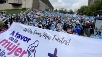 Marcha "A favor de la mujer y de la vida" el 3 de octubre de 2021 en Ciudad de México. Crédito: David Ramos / ACI Prensa.