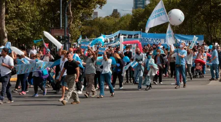 Decenas de miles marchan por la vida y piden derogación de ley de aborto en Argentina