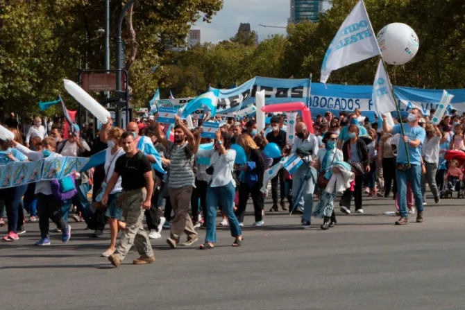 Decenas de miles marchan por la vida y piden derogación de ley de aborto en Argentina