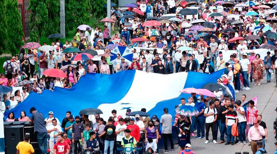 Miles de personas marchan en Honduras. Crédito: Facebook "Por nuestros hijos"?w=200&h=150