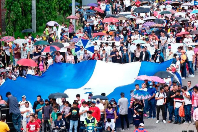 Miles de padres marchan en Honduras contra la ideología de género