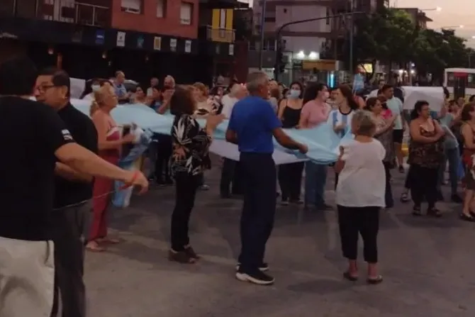 Católicos marchan pidiendo seguridad tras sufrir robo a mano armada en Argentina