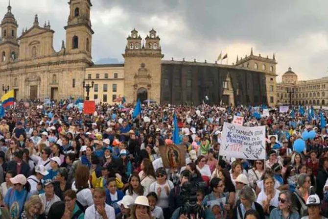 Miles se manifiestan contra el aborto en Colombia tras asesinato del pequeño JuanSe
