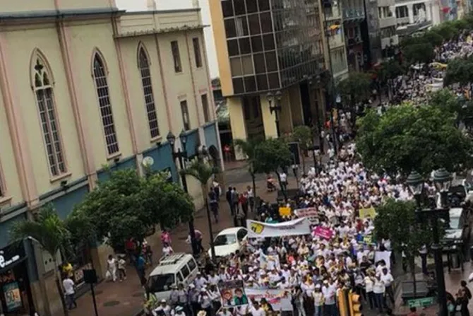 Cientos de miles marchan contra aborto e ideología de género en Ecuador [FOTOS y VIDEO]