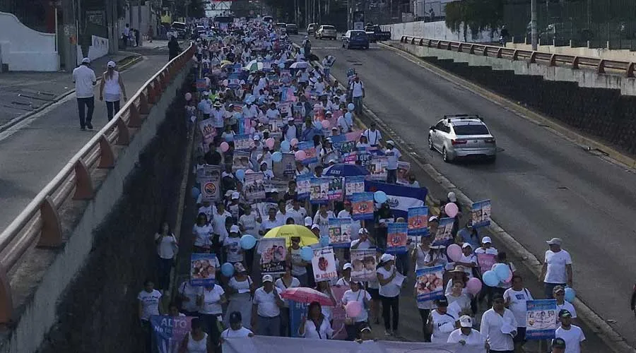 Multitudinaria marcha a favor de la vida y la familia en El Salvador. Foto: Twitter / @vida_sv.?w=200&h=150