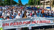 Dominicanos participan en la marcha a favor de la familia. Crédito: Un paso por Mi Familia