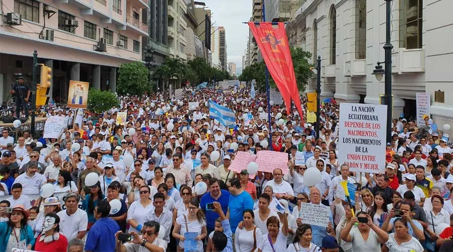Multitudinaria manifestación a favor de la vida y la familia en Guayaquil, Ecuador.