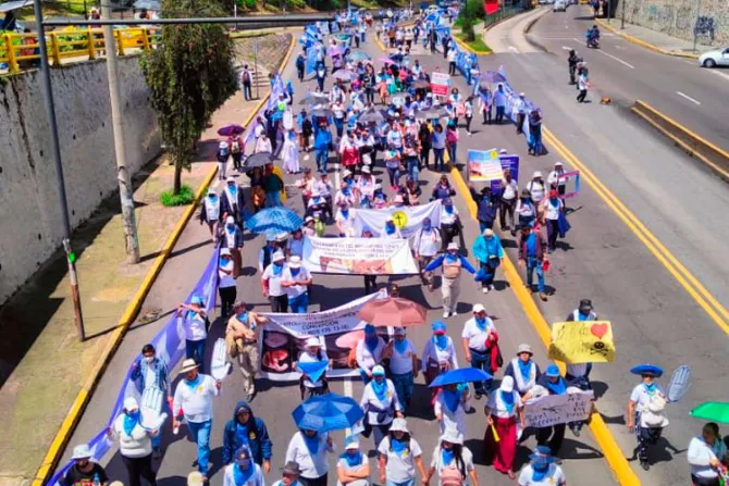 Providas marchan en defensa del niño por nacer en Ecuador