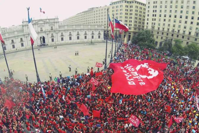 [VIDEO] "Marea roja" por la vida y contra el aborto frente a La Moneda en Chile