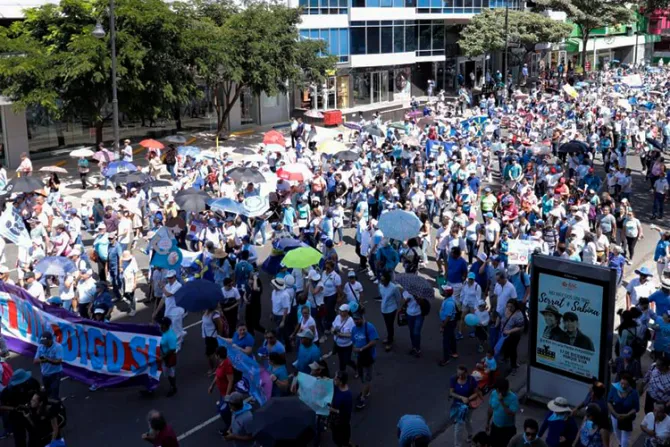 Multitudinaria marcha provida en Costa Rica pide que no se legalice el aborto