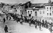 Civiles armenios trasladados a una prisión, en abril de 1915