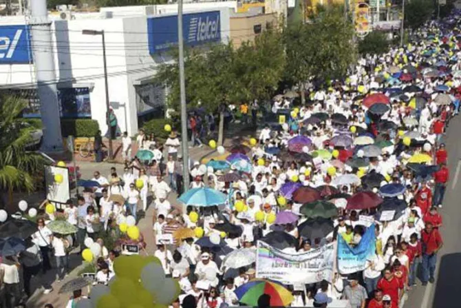 México: Miles marchan en Ciudad Juárez contra "matrimonio" gay de Peña Nieto