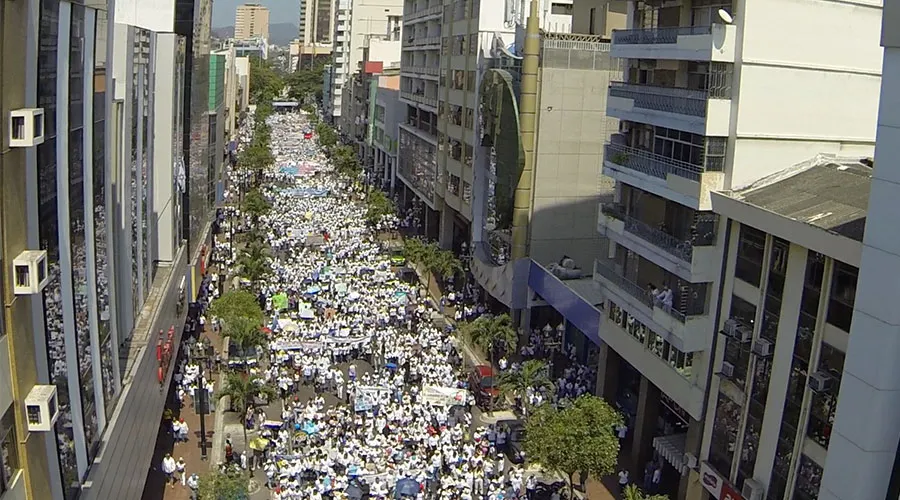Masiva manifestación #ConMisHijosNoteMetas en Guayaquil. Foto: Captura de video / Frente Nacional por la Familia – Ecuador.?w=200&h=150