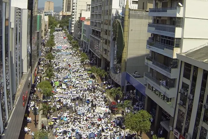 VIDEO y FOTOS: Más de un millón marchan en defensa de la familia y la vida en Ecuador