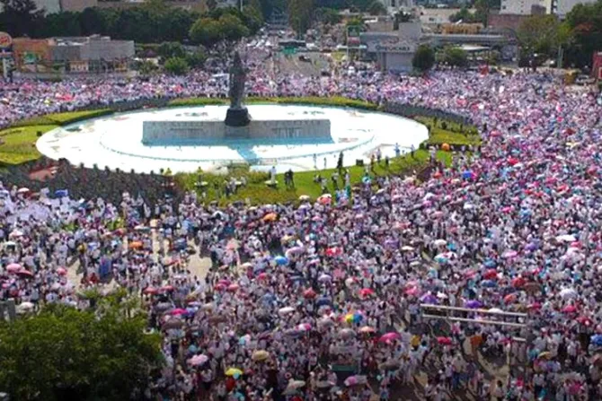 FOTOS y VIDEO: Más de un millón marcharon en México contra “matrimonio” gay