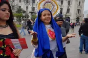 FOTOS y VIDEO: Marcha gay en Perú se burla de Virgen María que “bendice” a congresistas