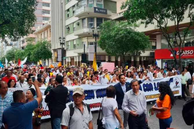 Ecuador: Por segunda semana consecutiva miles marchan en defensa de la familia [FOTOS]