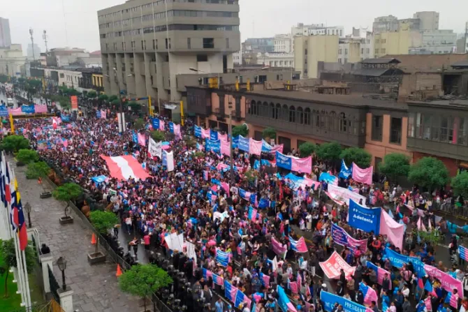 Así fue la multitudinaria marcha contra la ideología de género en colegios de Perú