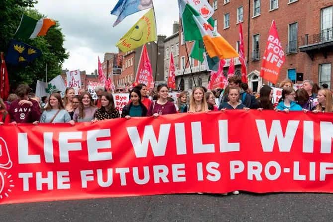 Miles marchan en Irlanda en rechazo al aborto y para celebrar el fin de Roe vs. Wade